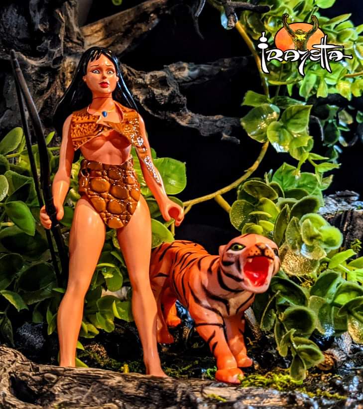 Zoloworld- Frazetta Huntress 5.5 Retro Action Figure w/ Wild Cat